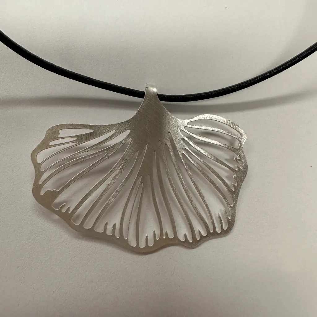 Collier court Ginkgo Biloba argent