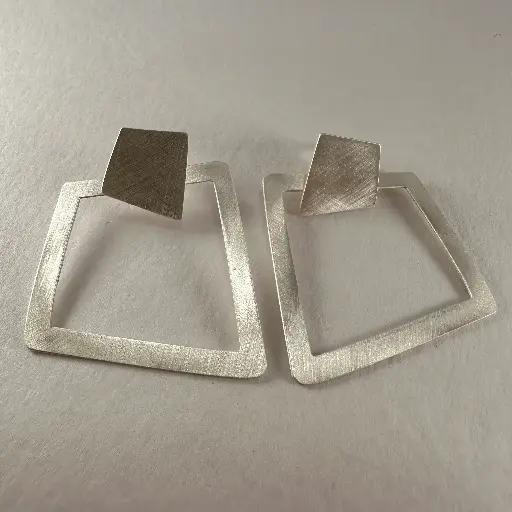 [AR00279] Bo trapèze puce et contour argent