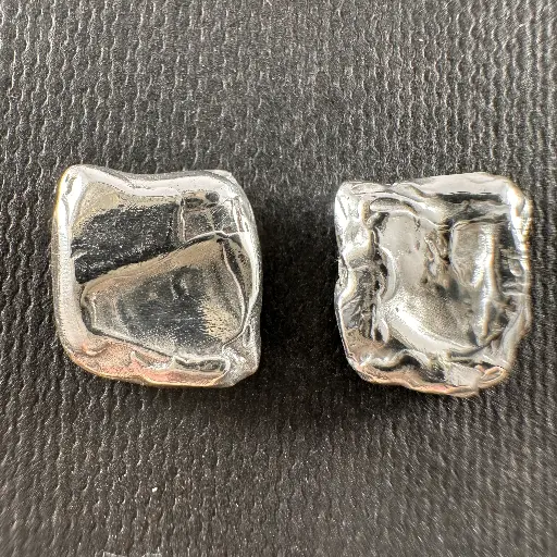 Boucle d'oreille carré argent froissé petite - Création